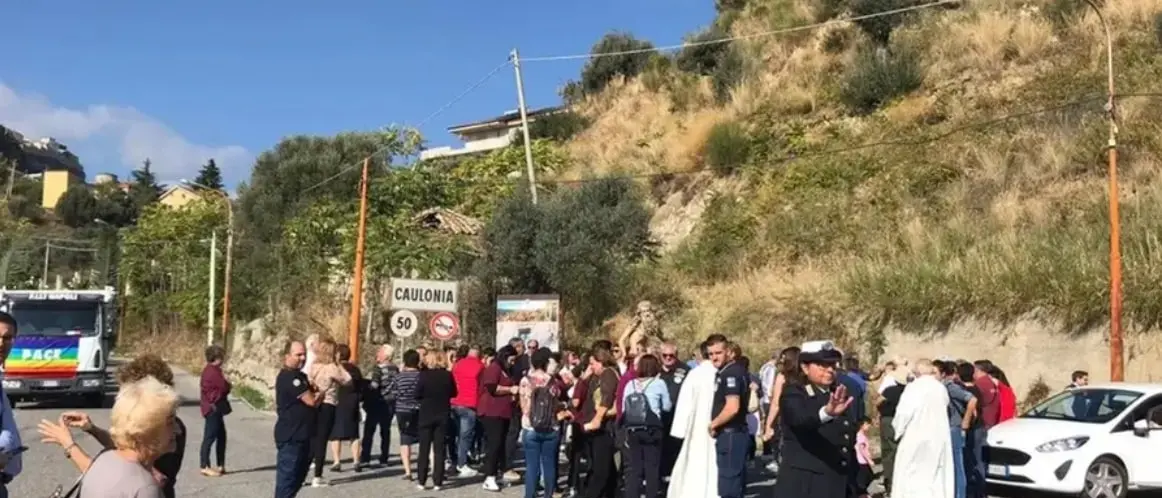 «La Chiesa non è folclore»: la Curia di Locri mette un freno alle feste popolari legate alla religione e scoppia una mezza rivolta