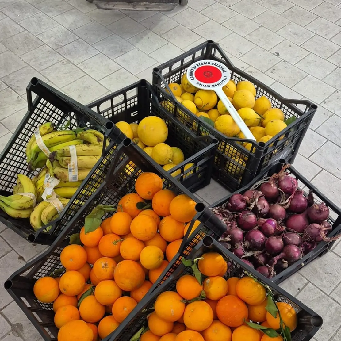 Reggio, due ambulanti con merce alimentare non tracciabile: sequestro e sanzione per oltre 10 mila euro