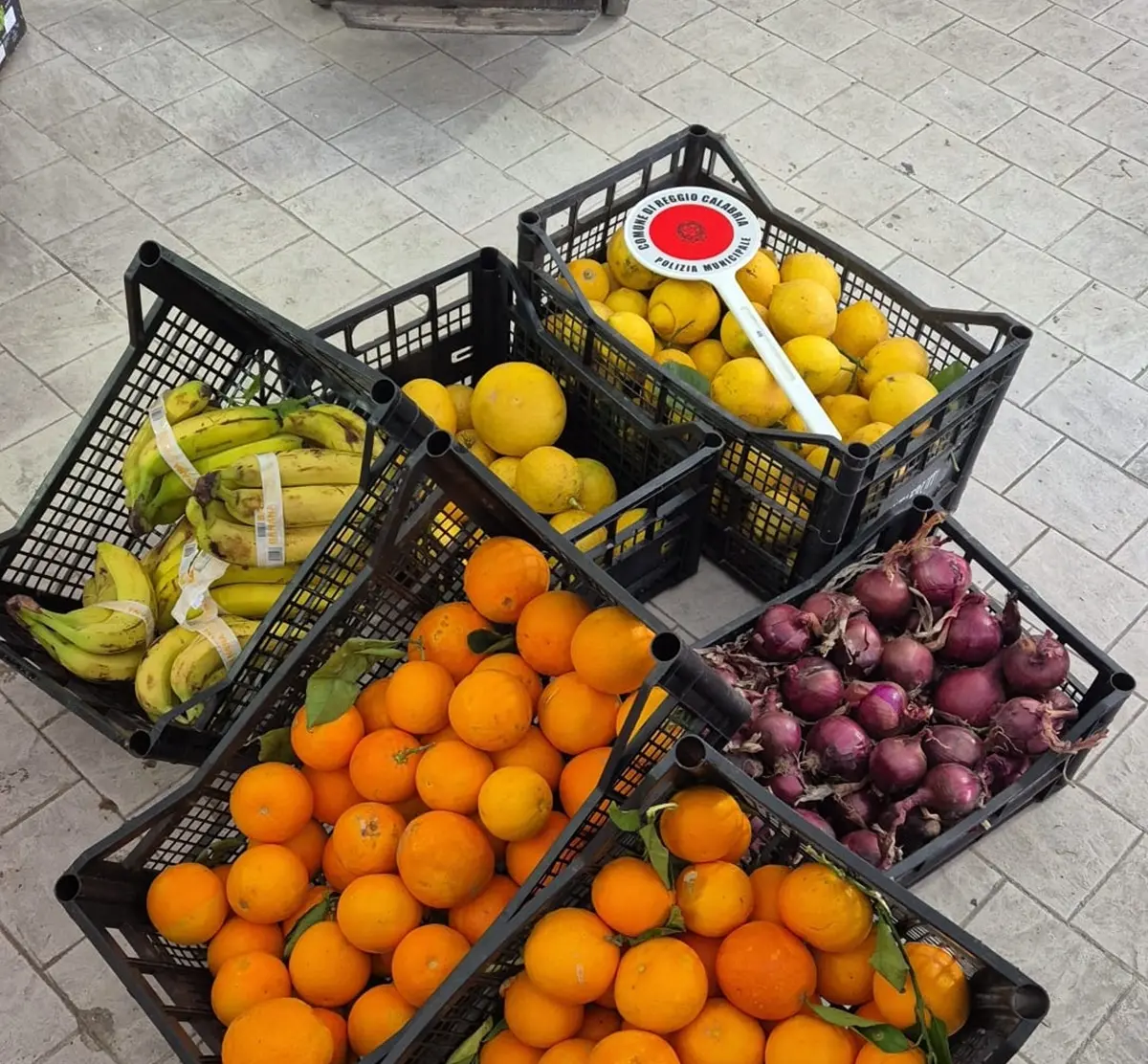 Reggio, due ambulanti con merce alimentare non tracciabile: sequestro e sanzione per oltre 10 mila euro