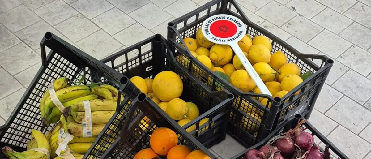 Reggio, due ambulanti con merce alimentare non tracciabile: sequestro e sanzione per oltre 10 mila euro