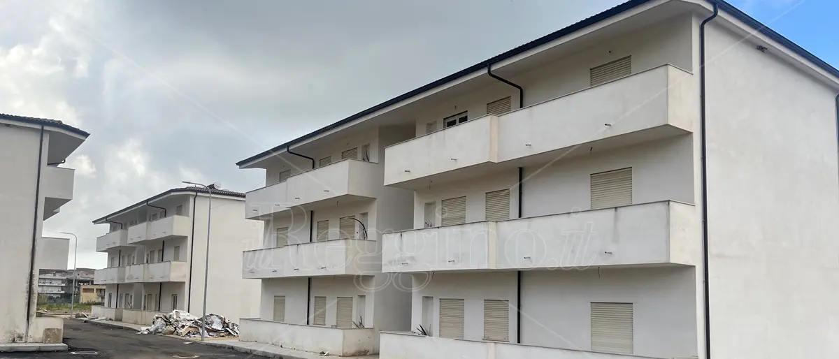 Migranti oltre la Tendopoli, a Rosarno si attendono i fondi per arredare 36 alloggi: speranze di dignità in contrada Serricella