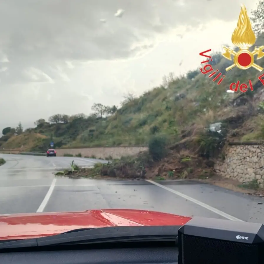Smottamento sulla SS106 direzione Reggio Calabria in prossimità del comune di Soverato