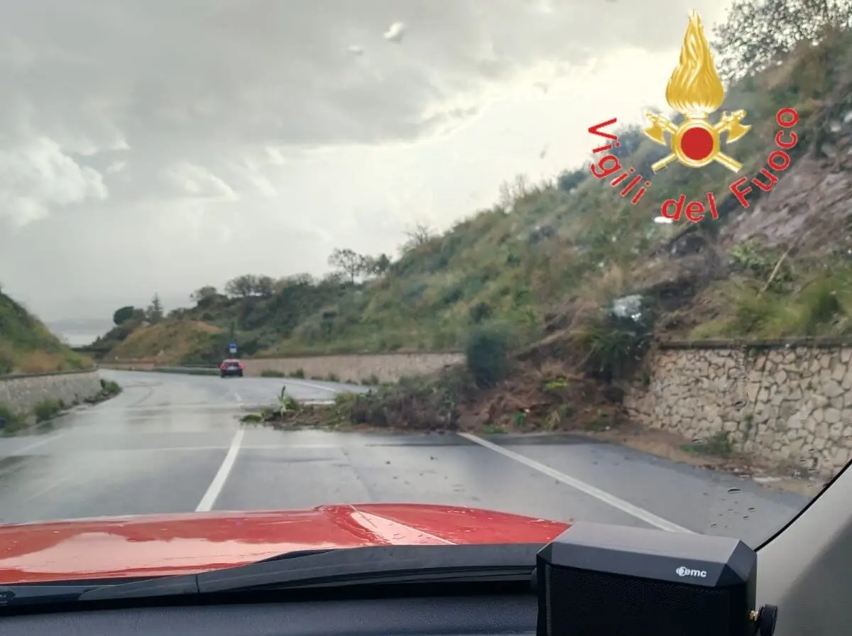 Smottamento sulla SS106 direzione Reggio Calabria in prossimità del comune di Soverato
