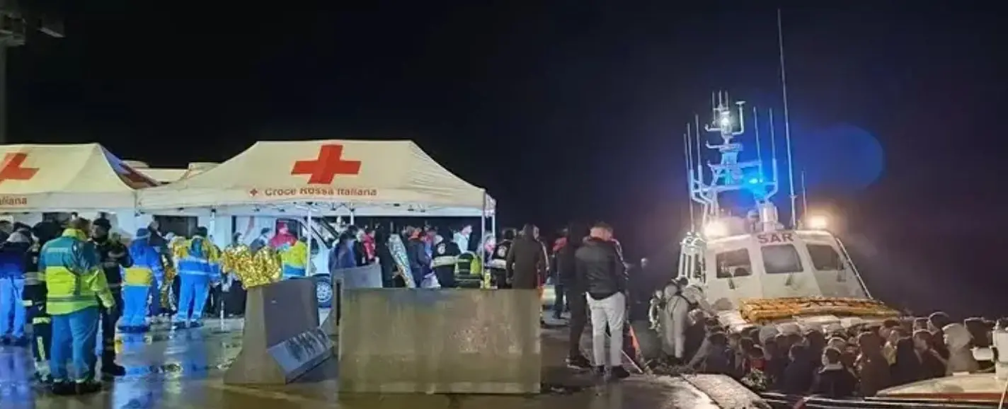 Salvati a Crotone 130 migranti nel mare in tempesta con onde alte sei metri