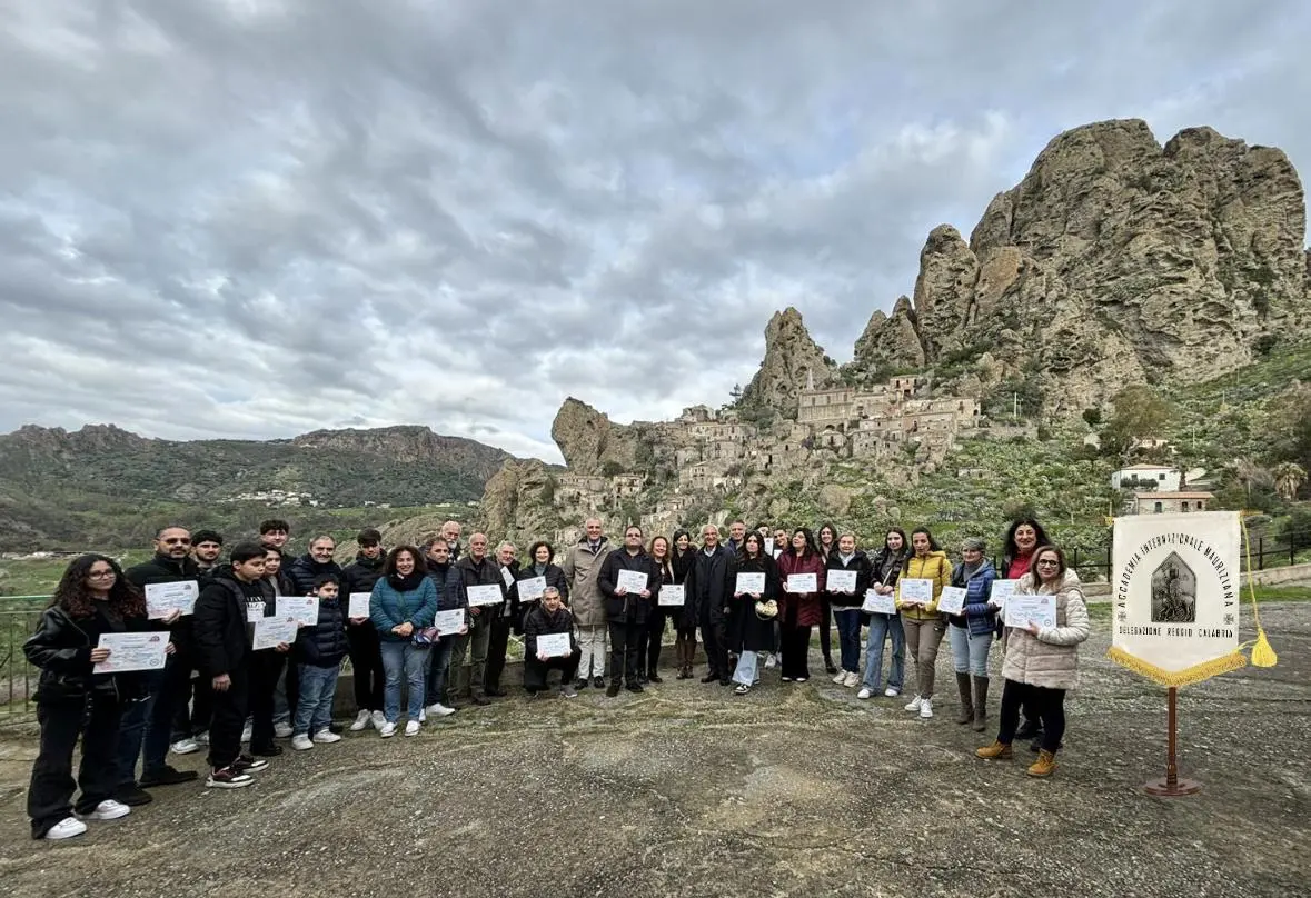 Pentidattilo, la delegazione reggina della Nobile Accademia Mauriziana ha donato un defibrillatore alla parrocchia