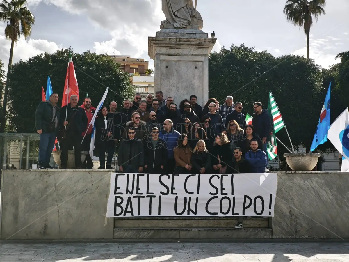 Telecomunicazioni, lo sciopero tocca pure Reggio: in piazza contro il \"cambio di contratto imposto da Assocontact\"- FOTO