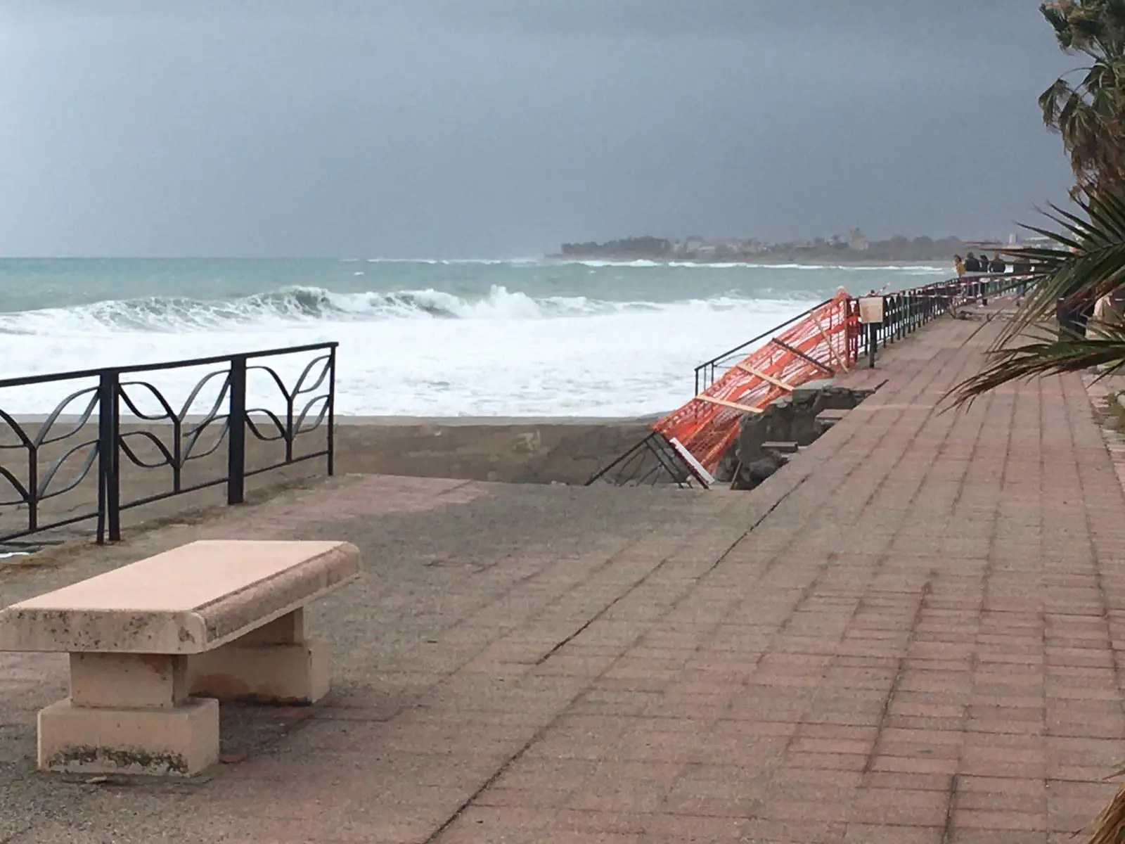 A Siderno cede un altro pezzo di lungomare sotto la furia della mareggiata