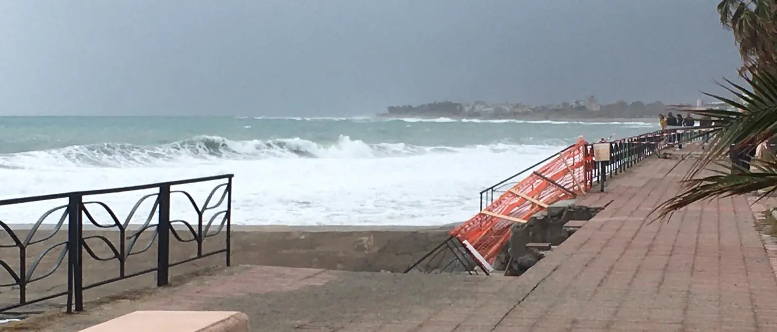 A Siderno cede un altro pezzo di lungomare sotto la furia della mareggiata