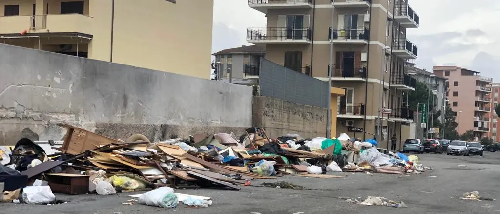 Reggio, a Ciccarello è emergenza rifiuti perenne. Fino a quando?