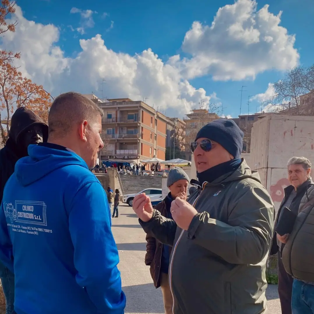 Reggio, Ripepi incontra i commercianti di Piazza del Popolo in protesta: «Il lavoro è dignità»