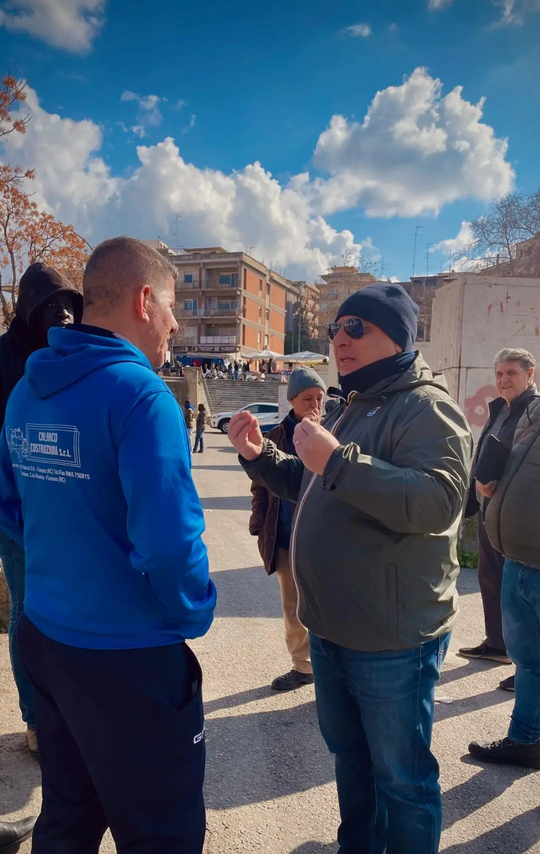 Reggio, Ripepi incontra i commercianti di Piazza del Popolo in protesta: «Il lavoro è dignità»
