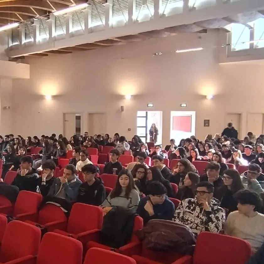 I ragazzi del Polo liceale “Zaleuco–Oliveti–Panetta–Zanotti” al convegno diocesano “Trasmettere la vita: una speranza concreta per le nuove generazioni”