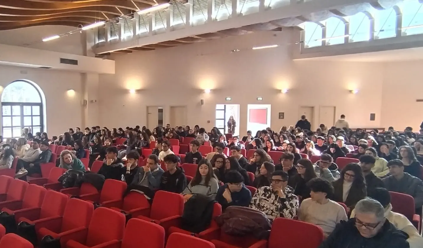 I ragazzi del Polo liceale “Zaleuco–Oliveti–Panetta–Zanotti” al convegno diocesano “Trasmettere la vita: una speranza concreta per le nuove generazioni”