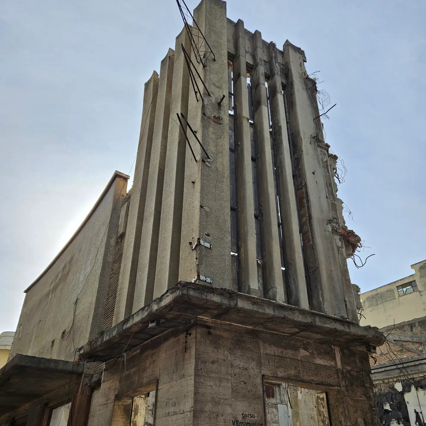 Munizioni rinvenute nell’ex cinema Orchidea, il sindaco Falcomatà: «Gesto vile, non ci fermeremo»