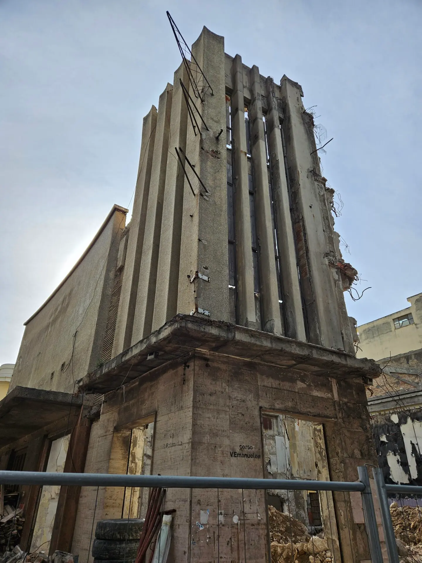 Munizioni rinvenute nell’ex cinema Orchidea, il sindaco Falcomatà: «Gesto vile, non ci fermeremo»