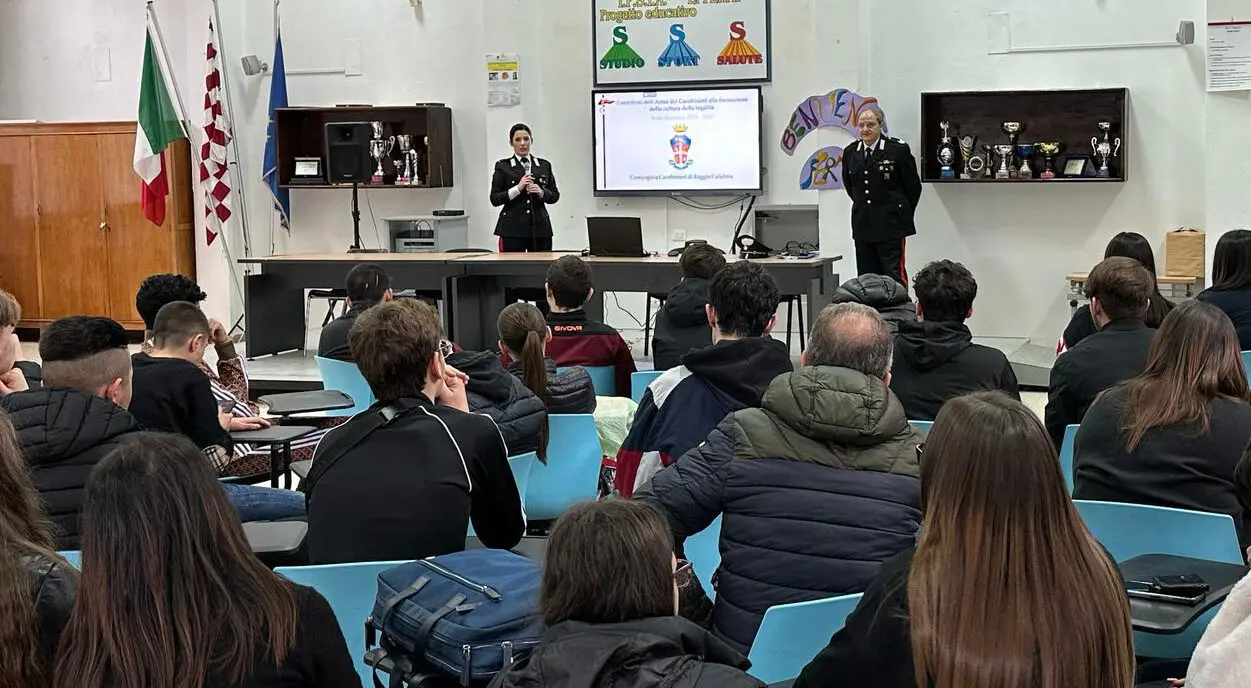 Reggio, a scuola di legalità: l’Arma dei Carabinieri incontra gli alunni dell' istituto professionale \"E. Fermi\"