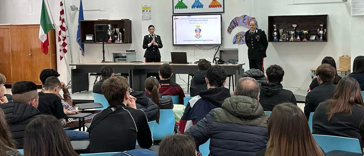 Reggio, a scuola di legalità: l’Arma dei Carabinieri incontra gli alunni dell' istituto professionale \"E. Fermi\"