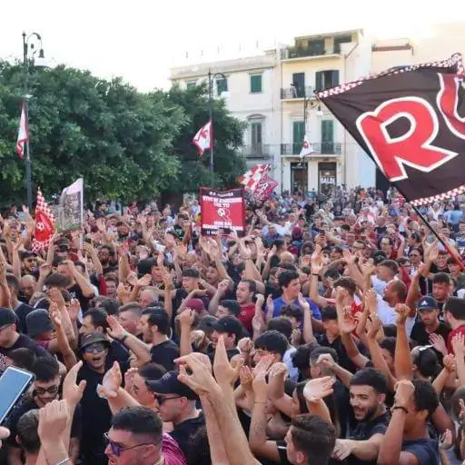 La Curva Sud chiama a raccolta la città: «Avanti Reggina, sosteniamo i ragazzi con orgoglio per la vittoria»