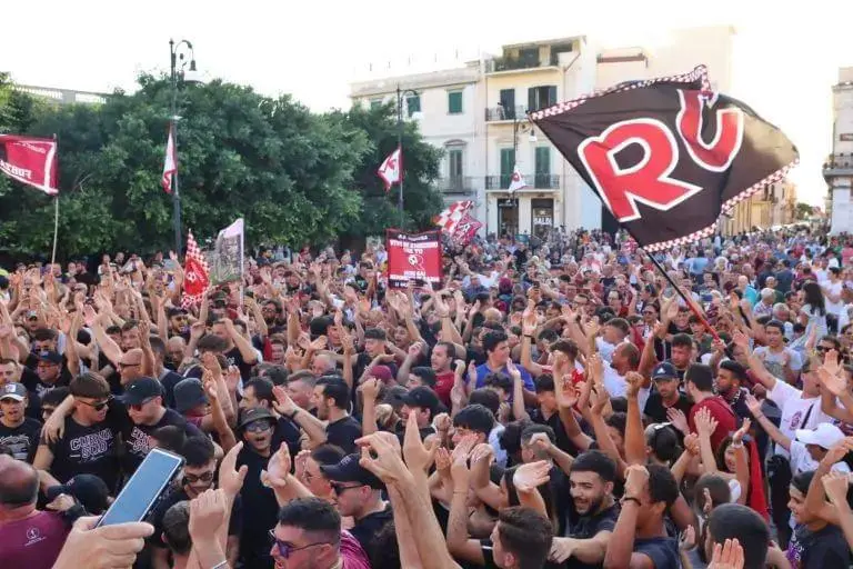 La Curva Sud chiama a raccolta la città: «Avanti Reggina, sosteniamo i ragazzi con orgoglio per la vittoria»