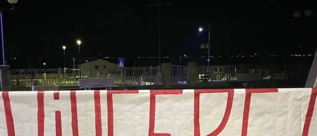 \"Vincere\", la Curva Sud spinge la Reggina: striscioni in tutta la città per incitare gli amaranto