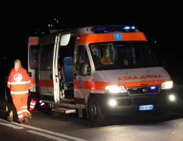 Reggio, si schiantano con l'auto dopo non essersi fermati all'alt: giovane gravissimo