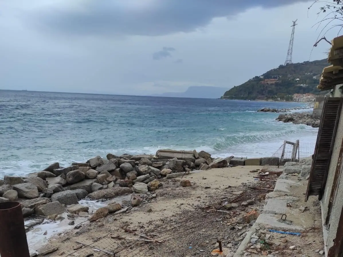 Cannitello, la cittadinanza sull'erosione costiera: «Siamo in alto mare, il rischio per le case non è cessato»