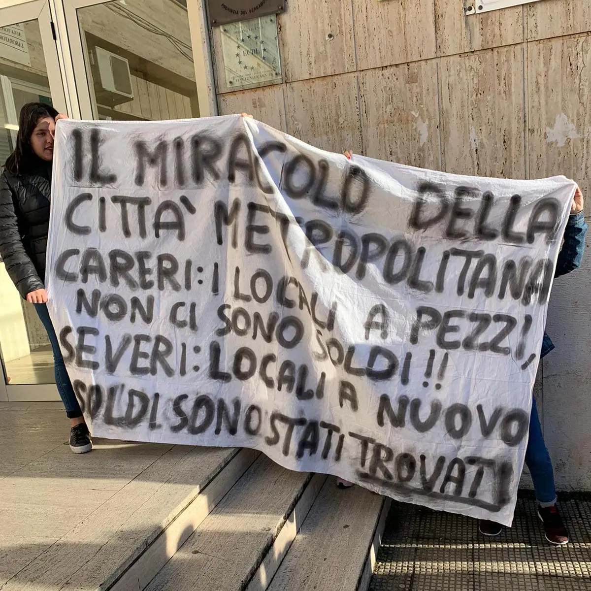 Taurianova, gli allievi del \"Careri\" protestano e bloccano la scuola