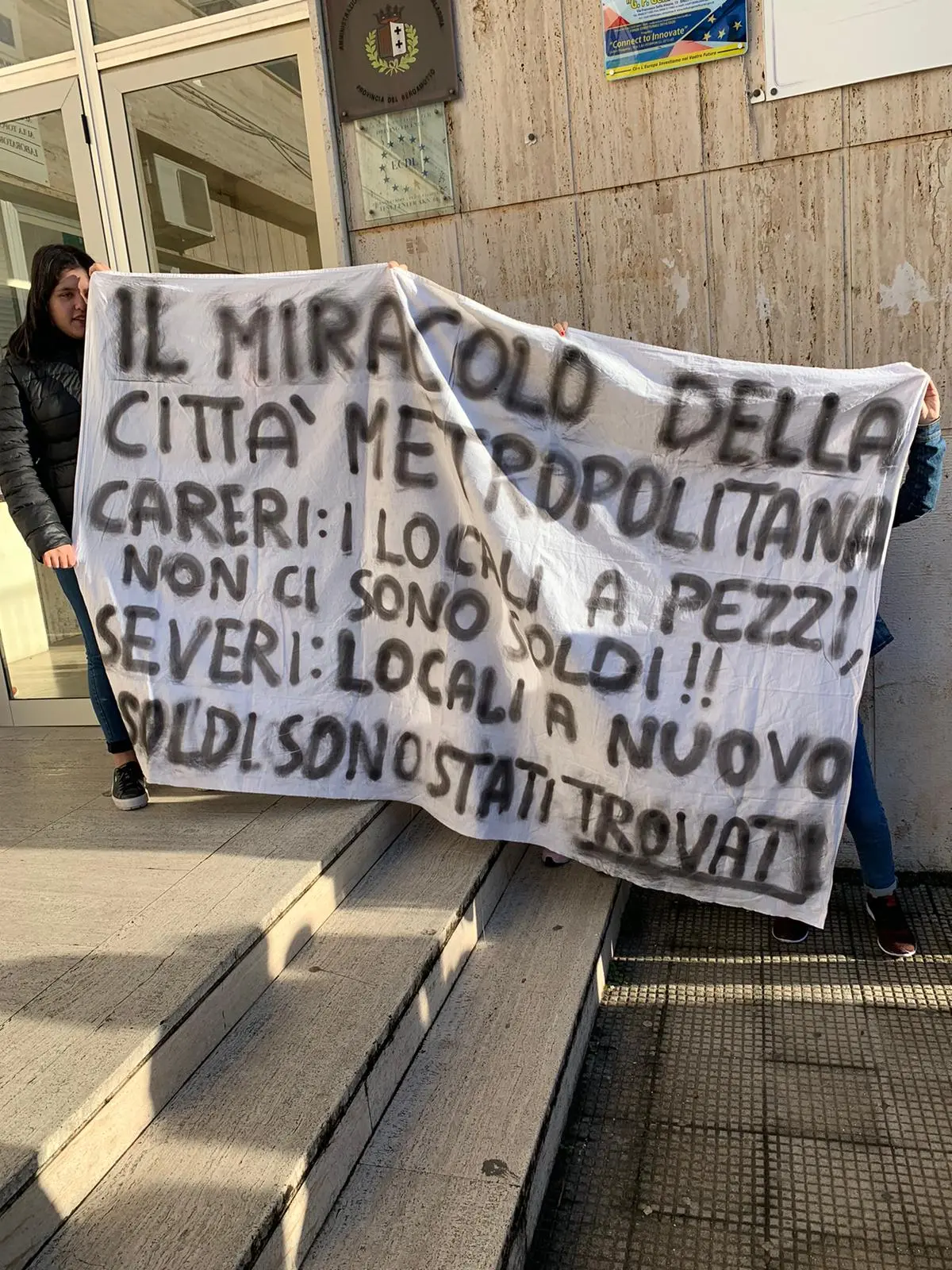 Taurianova, gli allievi del \"Careri\" protestano e bloccano la scuola