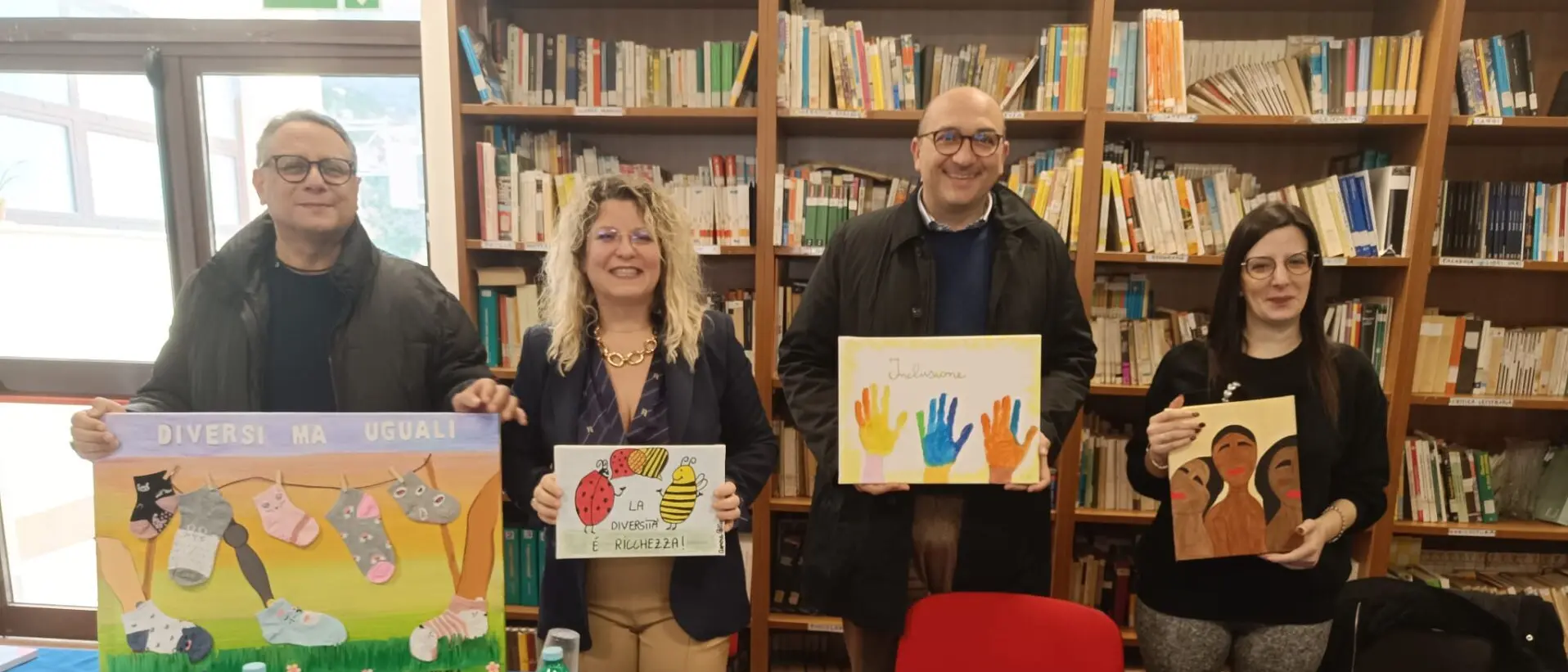 \"Tutti diversi, tutti uguali e speciali\", a Catona la Giornata dei calzini spaiati dell'IC \"Radice Alighieri\" | FOTO
