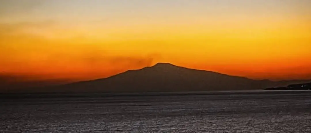 LA FOTO DEL GIORNO | Il volo di Icaro nella Baia di Bova Marina, il mito che si specchia nel mare