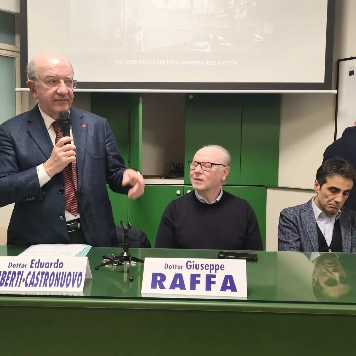 L’epigrafe della discordia rimossa da Metrocity, Lamberti e Raffa condannano il gesto: «Questa è una gomma non un’amministrazione»