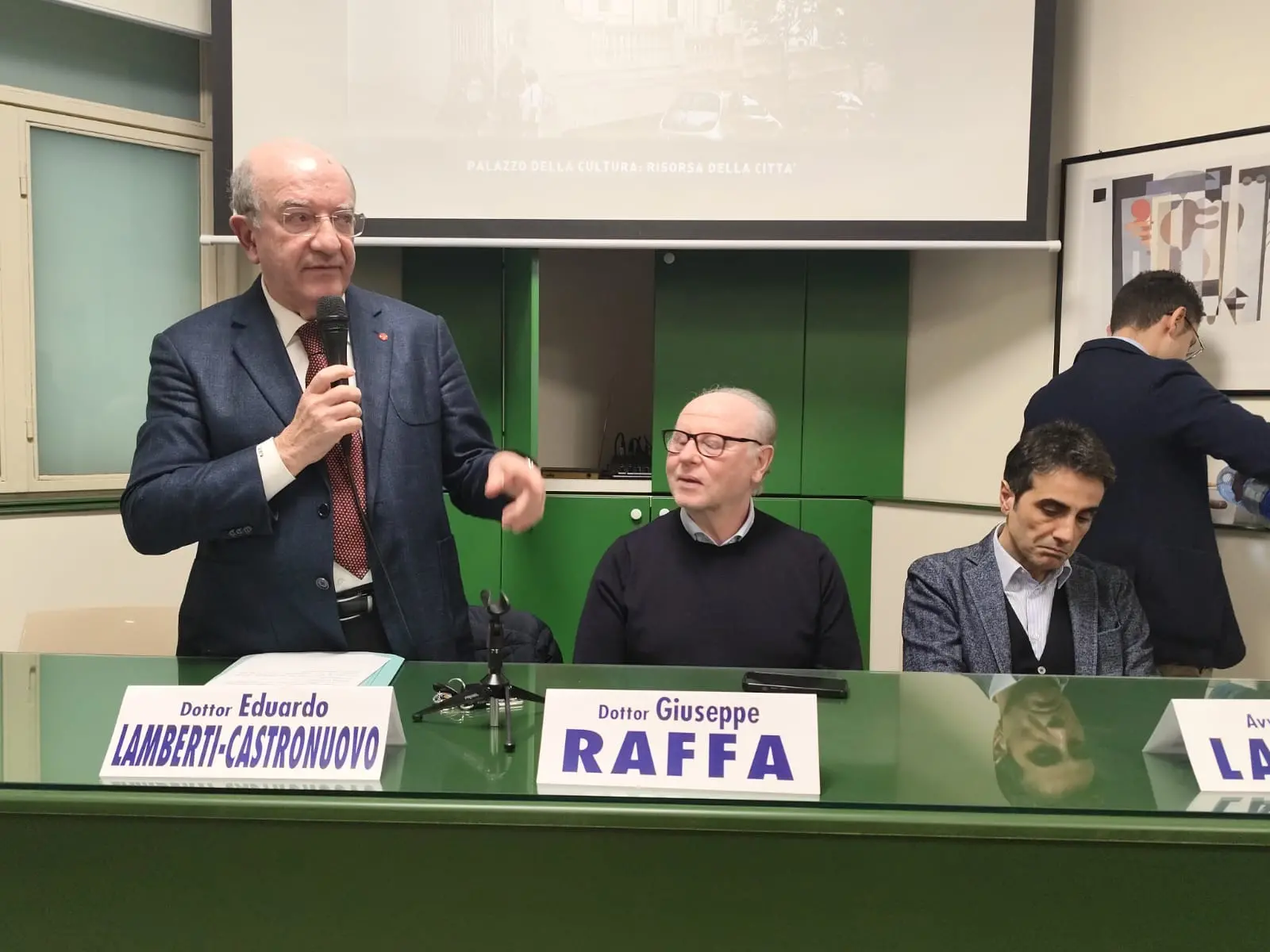 L’epigrafe della discordia rimossa da Metrocity, Lamberti e Raffa condannano il gesto: «Questa è una gomma non un’amministrazione»