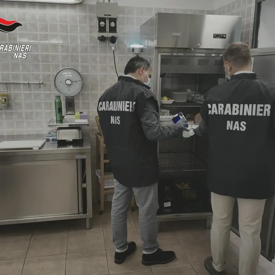 Reggio, stretta del Nas: 130 mila euro di prodotti alimentari sequestrati e chiuse due attività