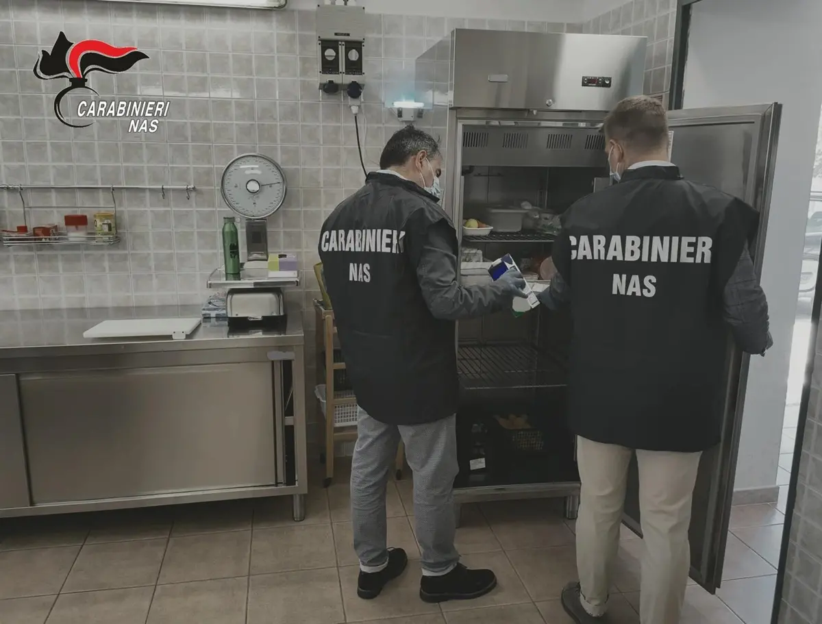 Reggio, Nas sequestrano una tonnellata di derrate alimentari: chiuse tre attività