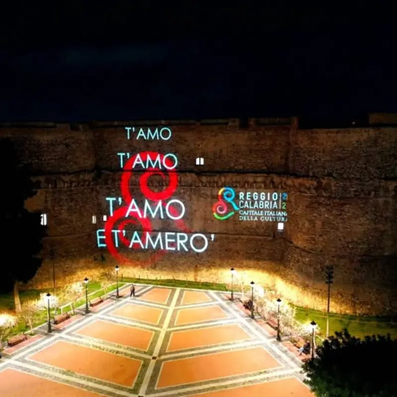 San Valentino, dichiarazione d'amore per Reggio \"scritta\" sul Castello Aragonese