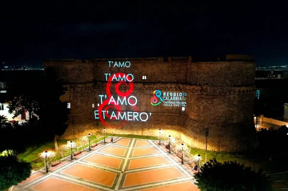 San Valentino, dichiarazione d'amore per Reggio \"scritta\" sul Castello Aragonese