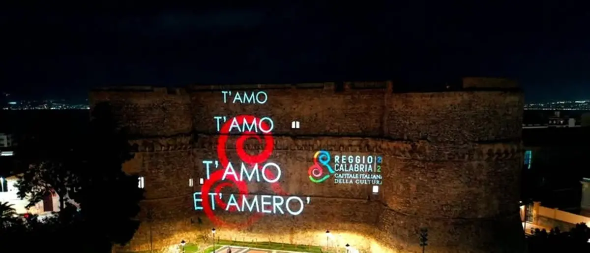 San Valentino, dichiarazione d'amore per Reggio \"scritta\" sul Castello Aragonese