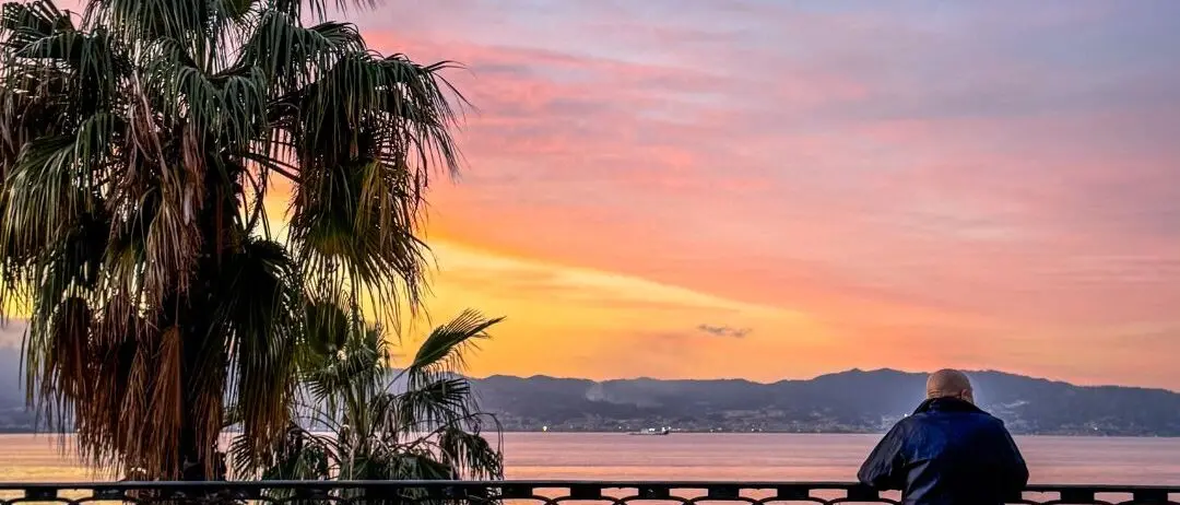 LA FOTO DEL GIORNO | Tra cielo e mare, il rifugio di un’anima in ascolto sullo Stretto