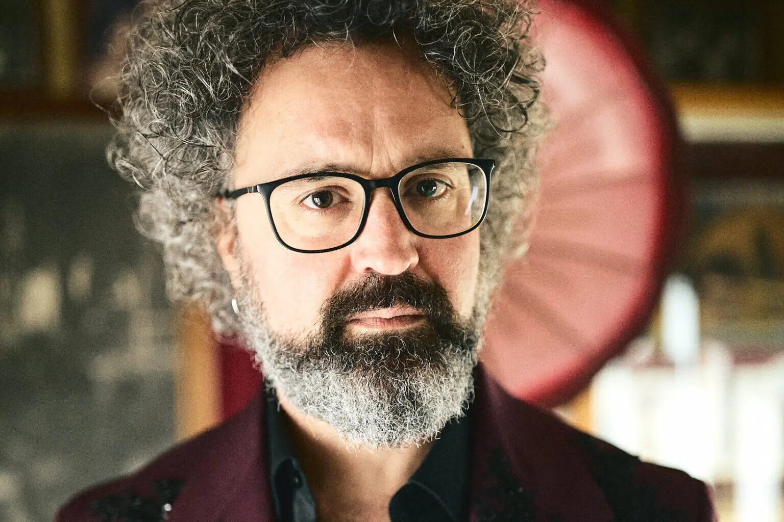 Simone Cristicchi e la forza delle parole: un viaggio tra poesia e musica