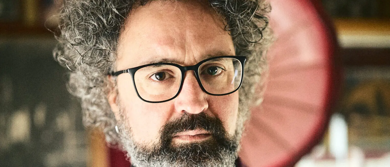 Simone Cristicchi e la forza delle parole: un viaggio tra poesia e musica