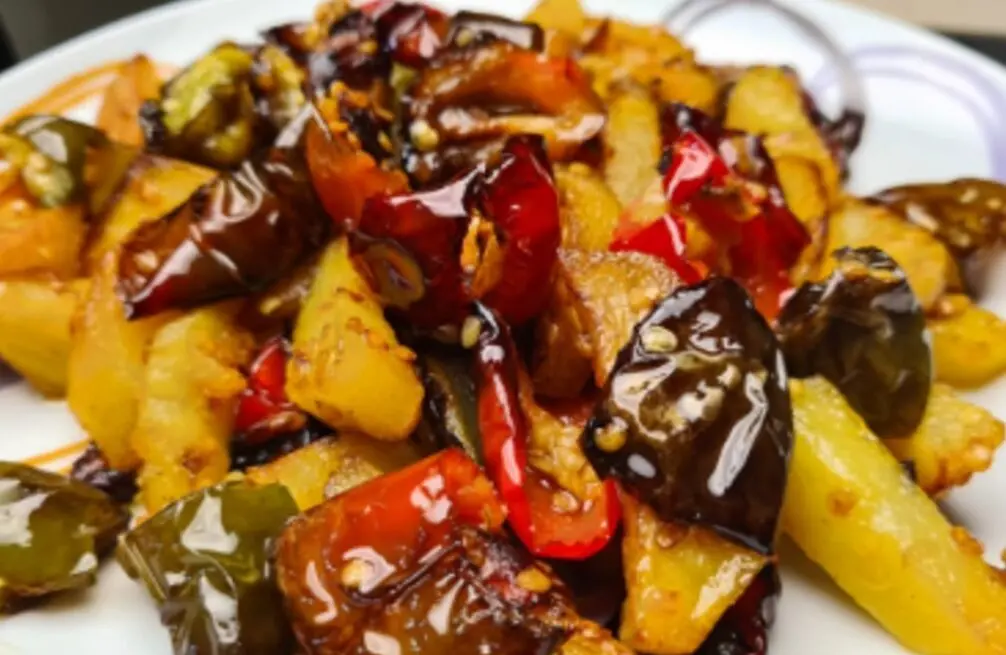 LA RICETTA DEL GIORNO | ‘Pipi e patate’, un piatto versatile dalle umili origini