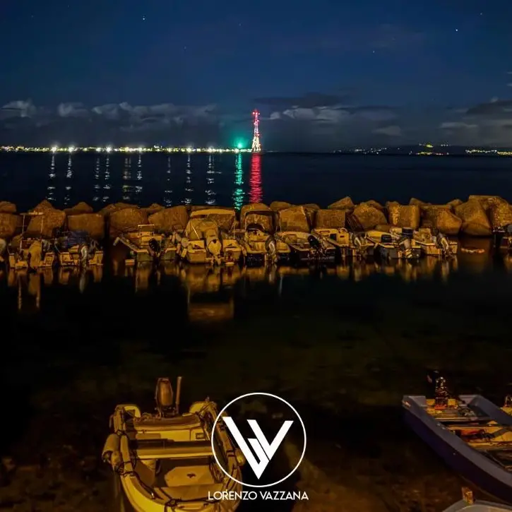 LA FOTO DEL GIORNO | La notte sullo Stretto e l'incanto dell'attesa