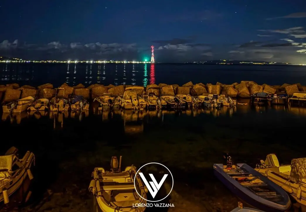 LA FOTO DEL GIORNO | La notte sullo Stretto e l'incanto dell'attesa