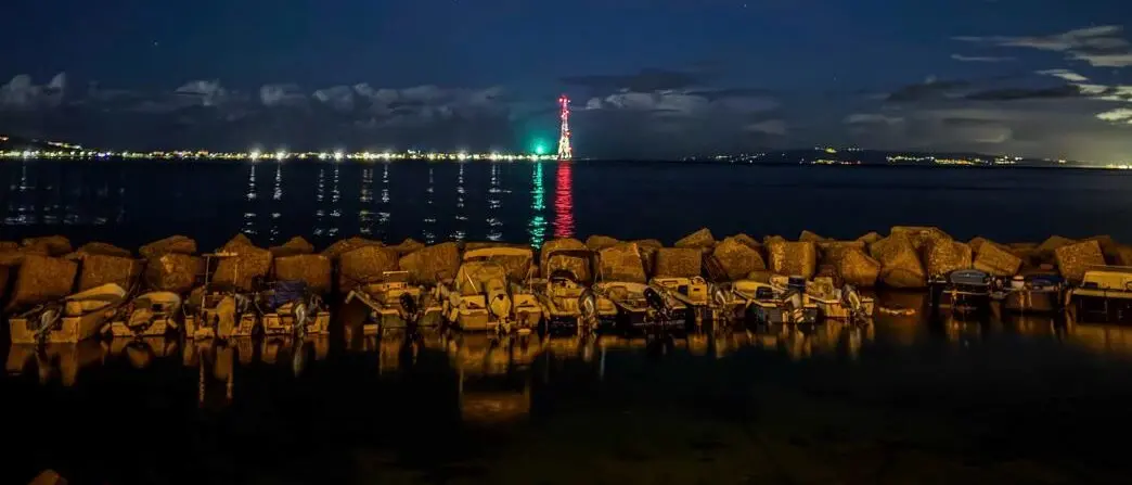 LA FOTO DEL GIORNO | La notte sullo Stretto e l'incanto dell'attesa