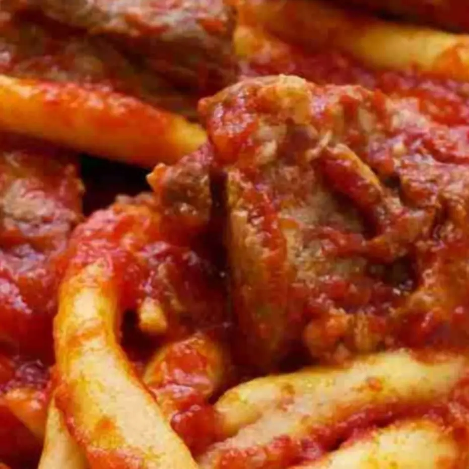 LA RICETTA DEL GIORNO | Il ragù alla calabrese: un trionfo di sapori e profumi della tradizione