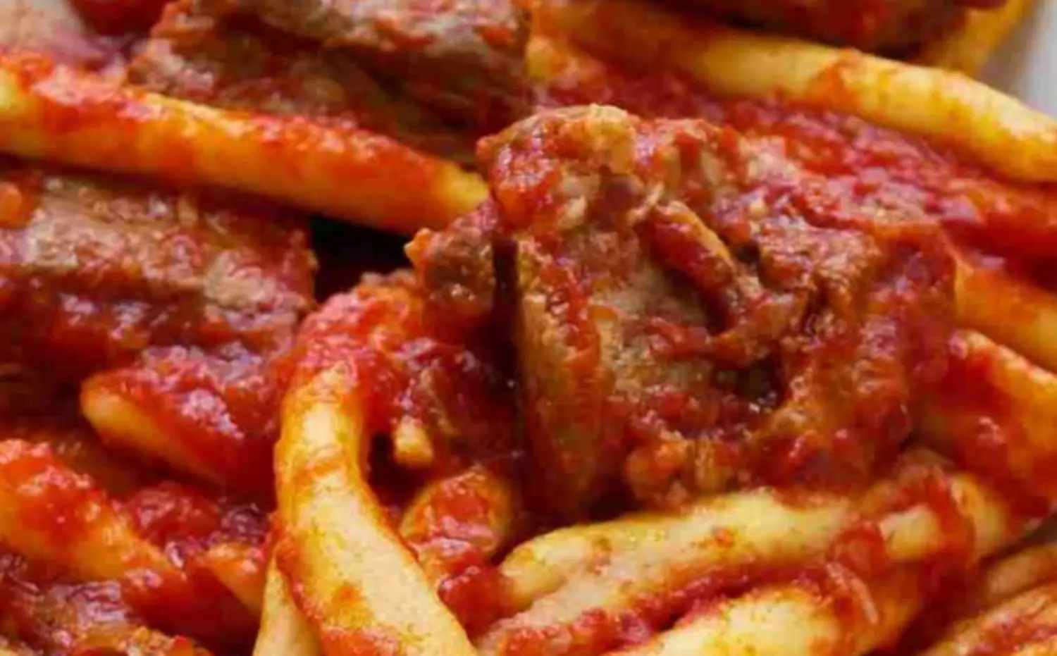 LA RICETTA DEL GIORNO | Il ragù alla calabrese: un trionfo di sapori e profumi della tradizione