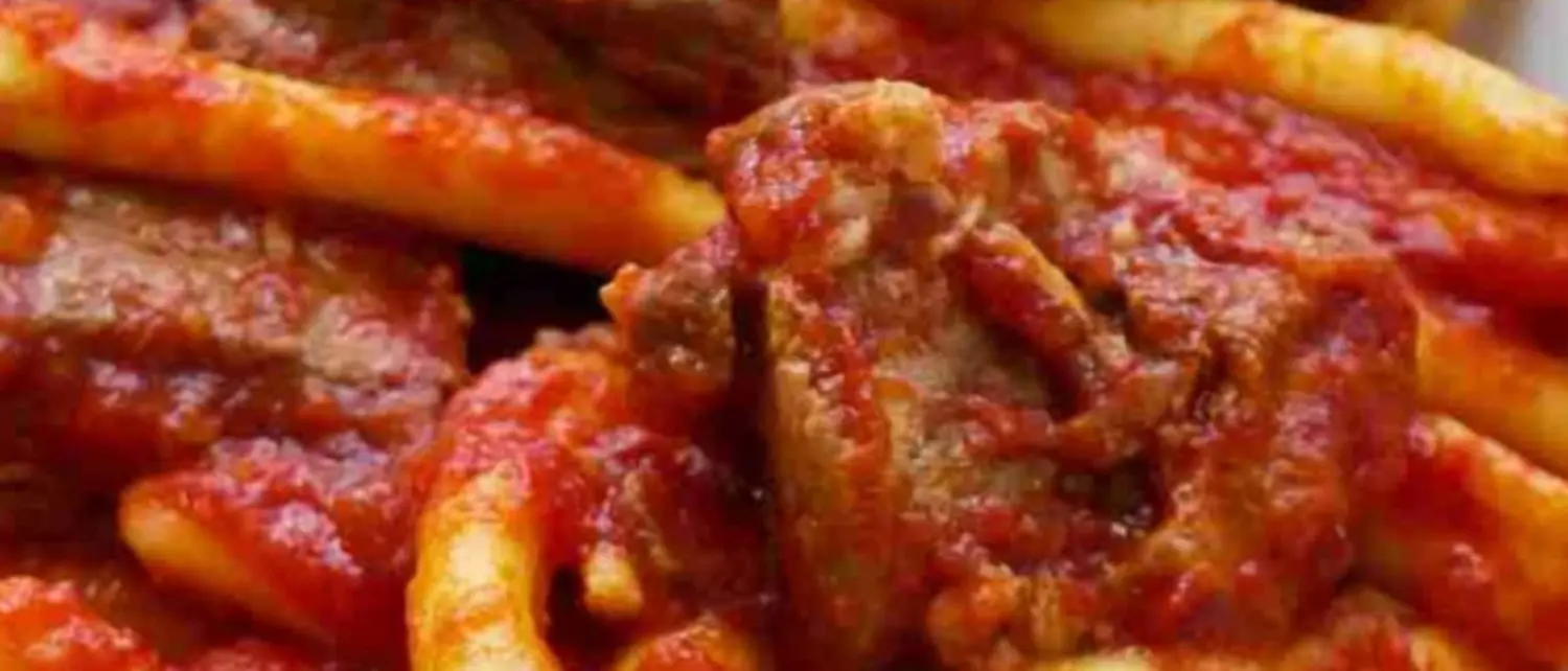 LA RICETTA DEL GIORNO | Il ragù alla calabrese: un trionfo di sapori e profumi della tradizione