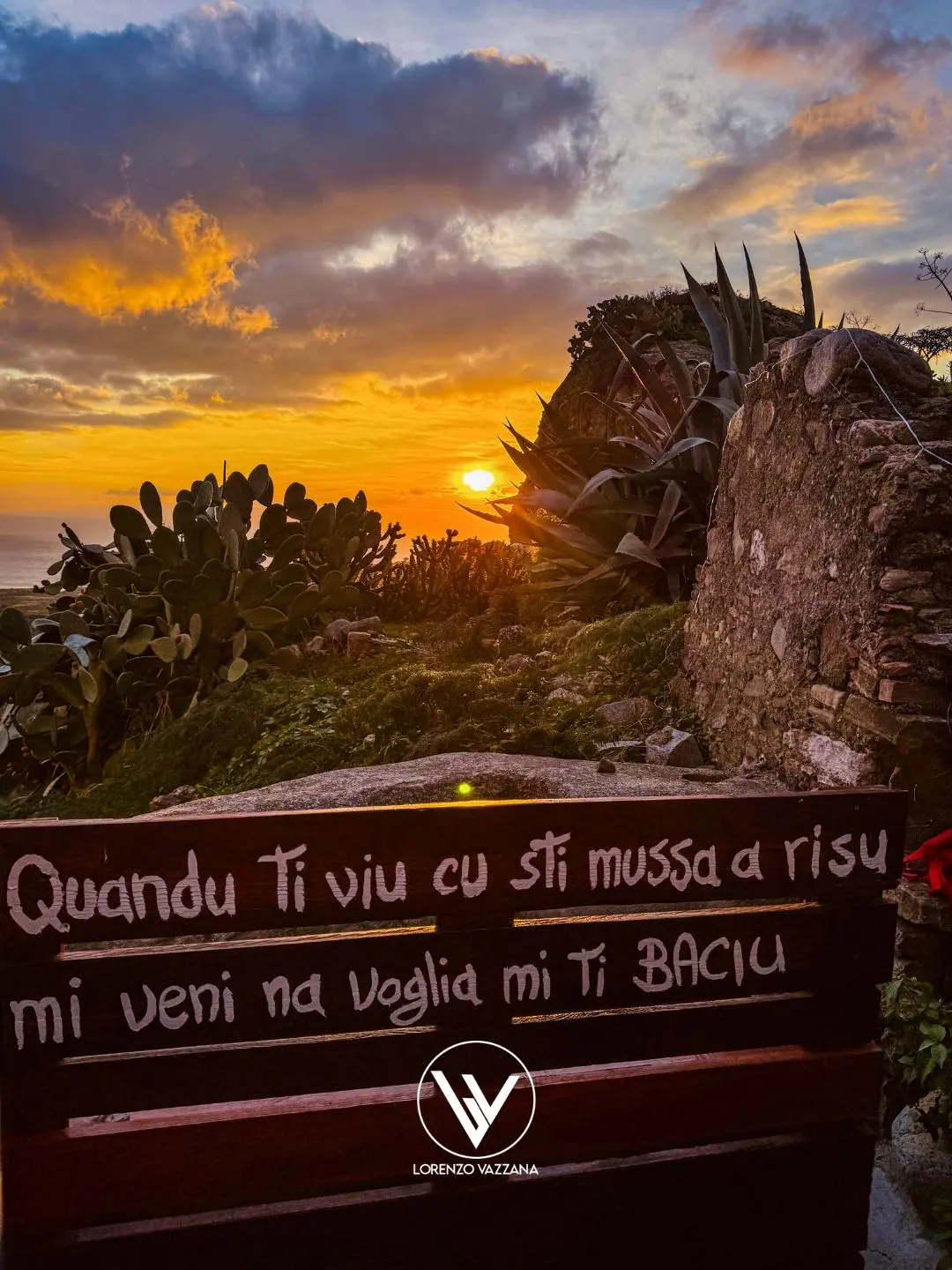 LA FOTO DEL GIORNO | Tra le dita di pietra di Pentedattilo, dove l’amore si ferma a guardare il tramonto