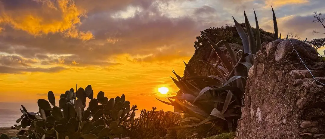 LA FOTO DEL GIORNO | Tra le dita di pietra di Pentedattilo, dove l’amore si ferma a guardare il tramonto