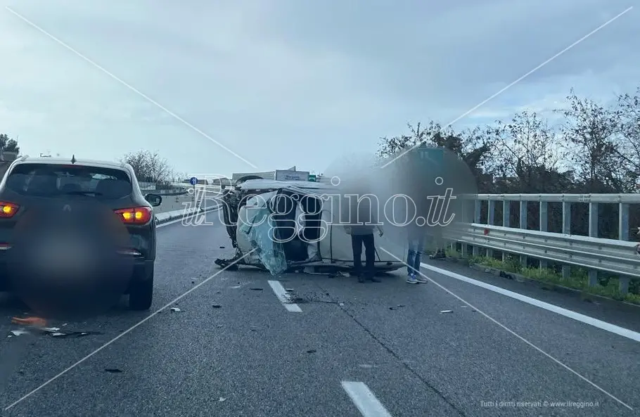 Reggio, auto si ribalta in autostrada: traffico rallentato